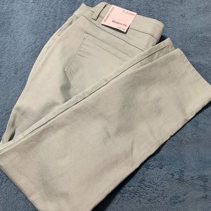 High waist ankle jeans. Super cute color!